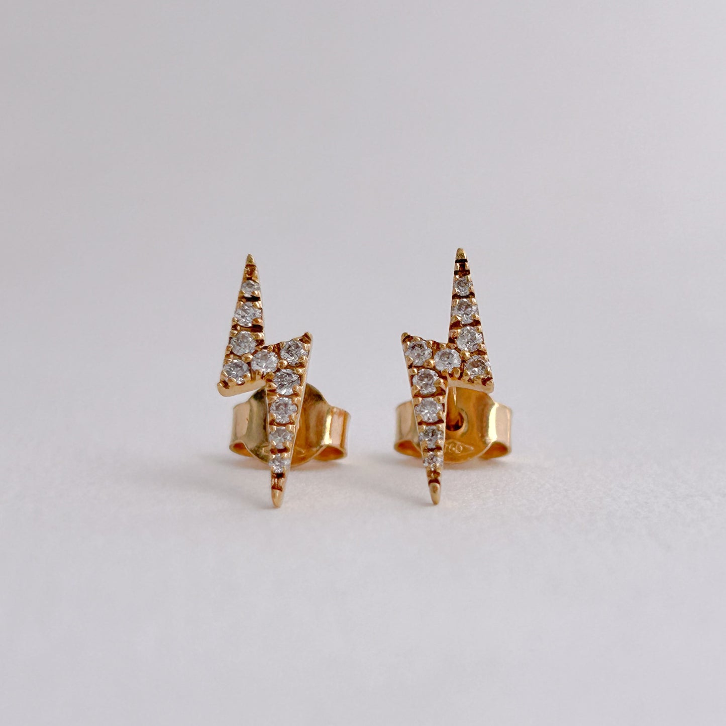 Aretes rayo con diamantes en Oro 18k