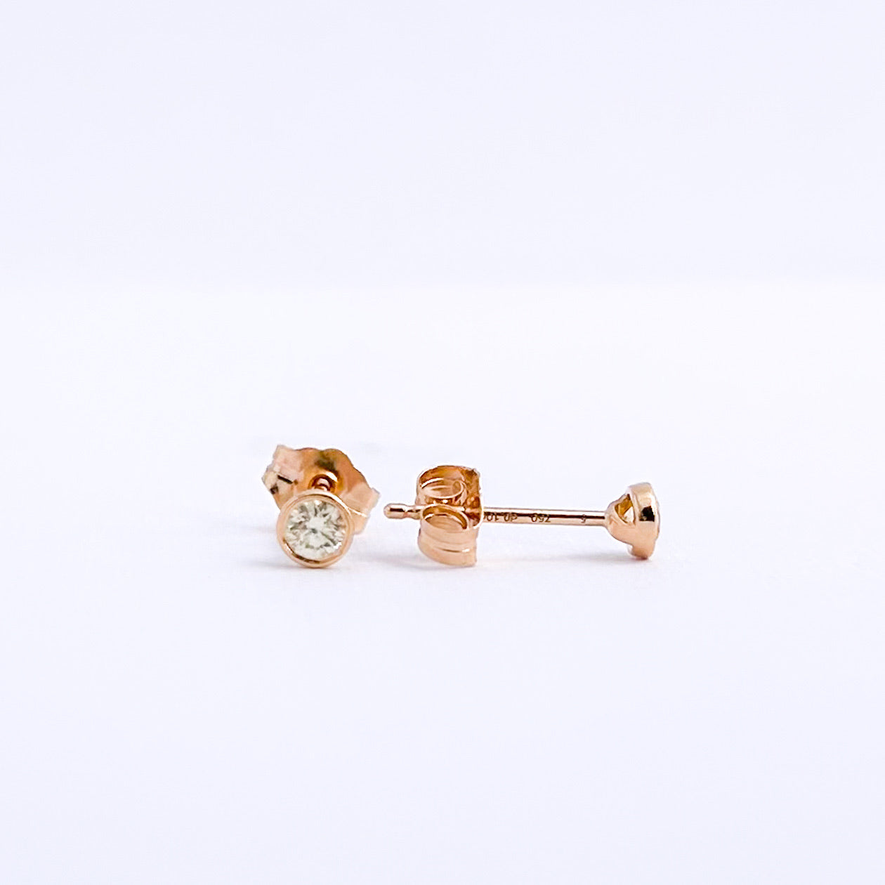 Aretes stud punto de luz bicelado con diamante en oro 18k