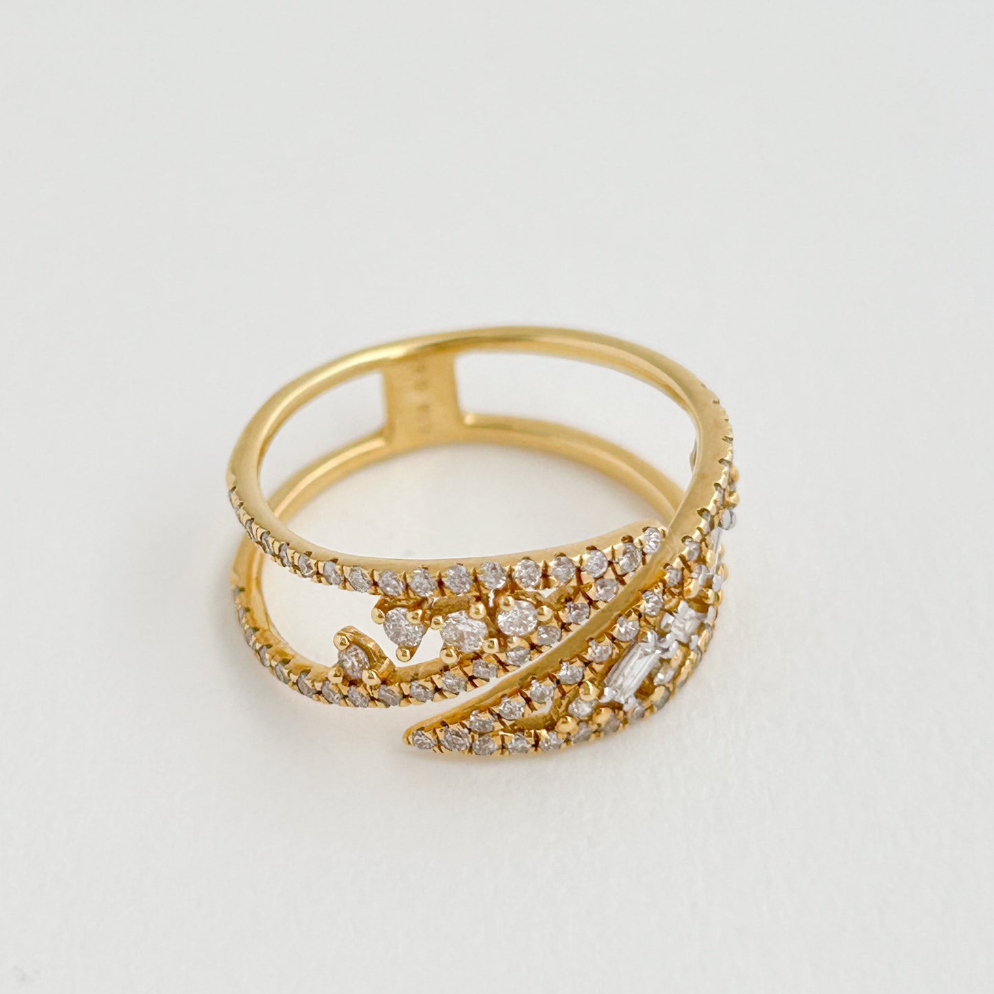 Anillo Zig Zag con diamantes en Oro 18k