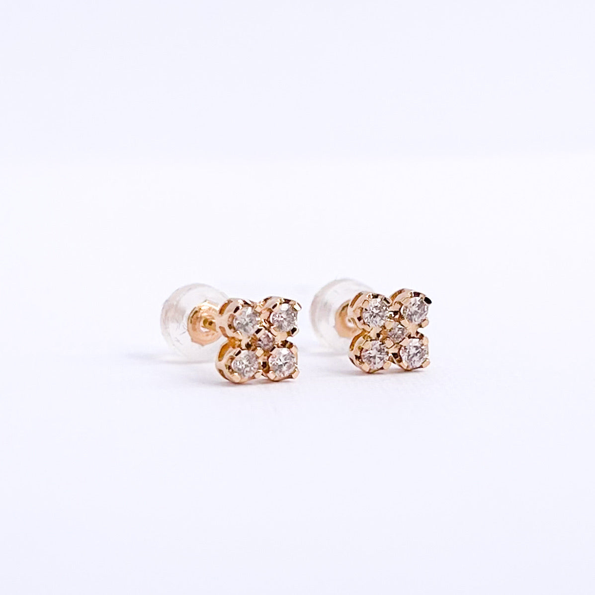 Aretes trébol mini con diamantes 0.26 cts  en Oro 18k