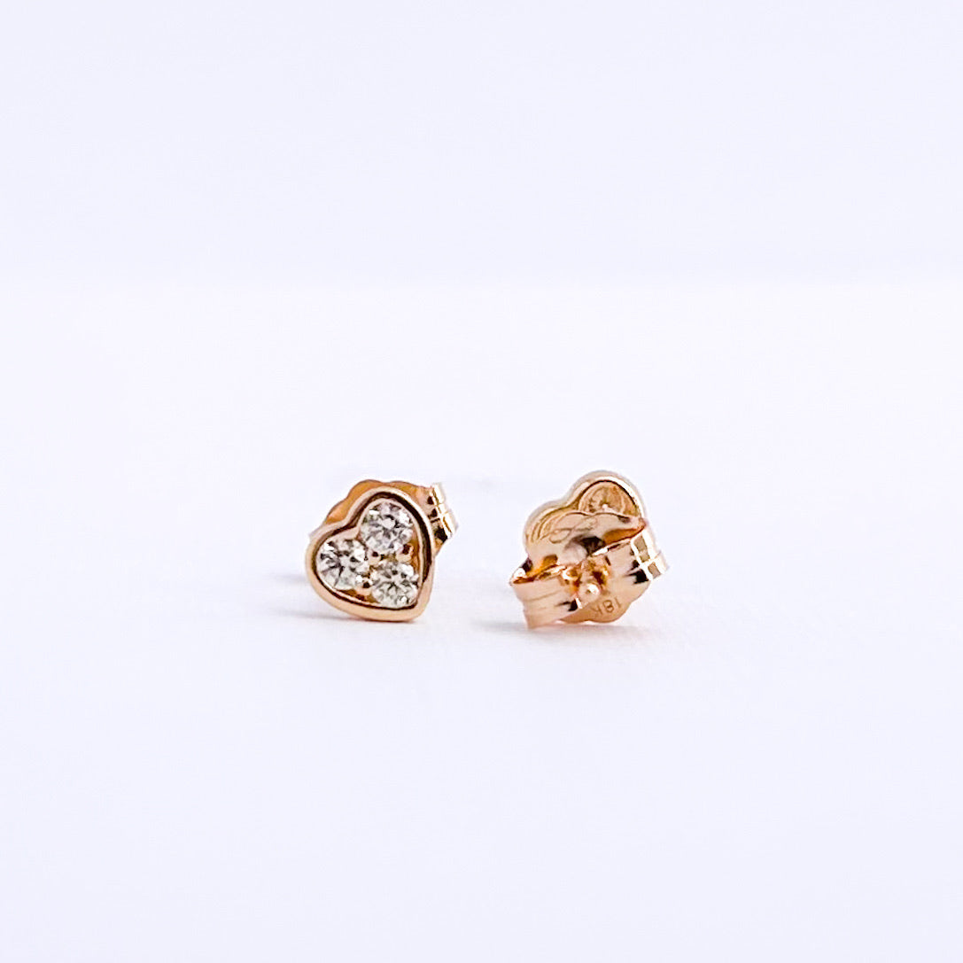 Aretes stud corazón con diamantes en oro 18k