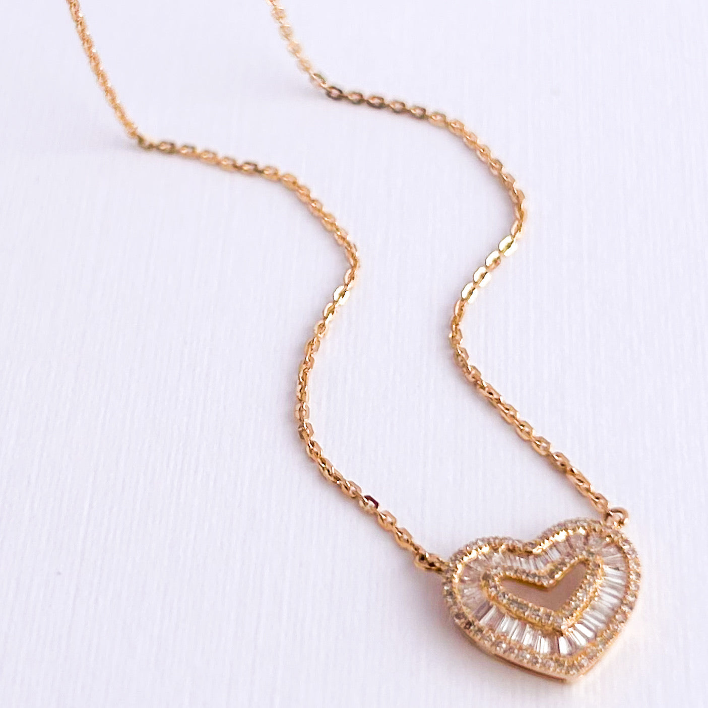 Collar corazón calado con diamantes baguette en oro 18k