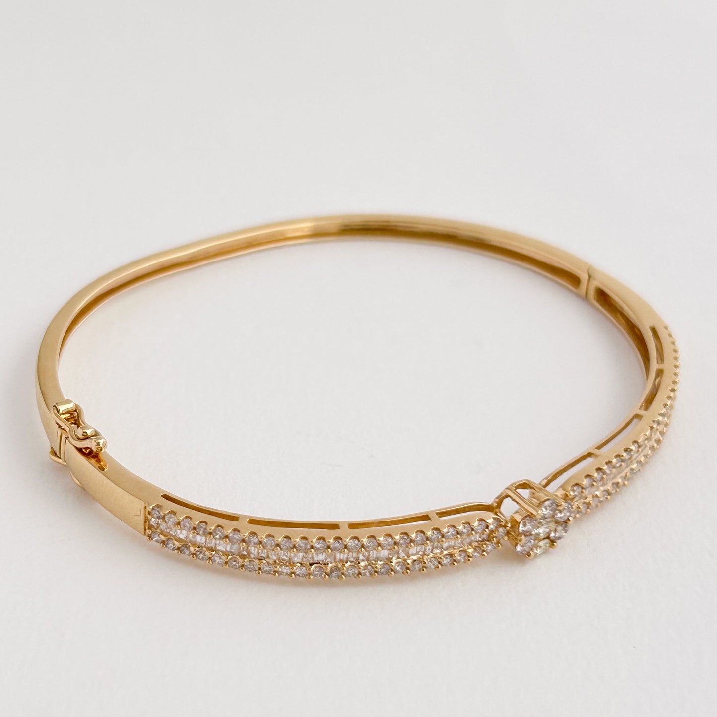 Bangle / Puñera Roseta con diamantes en Oro 18k