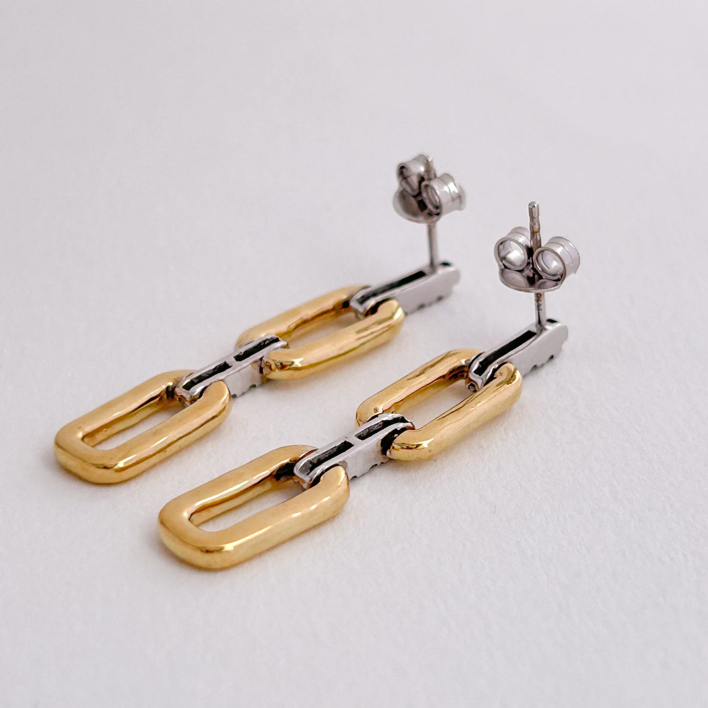 Aretes clip colgantes con oro blanco y diamantes en Oro 18k