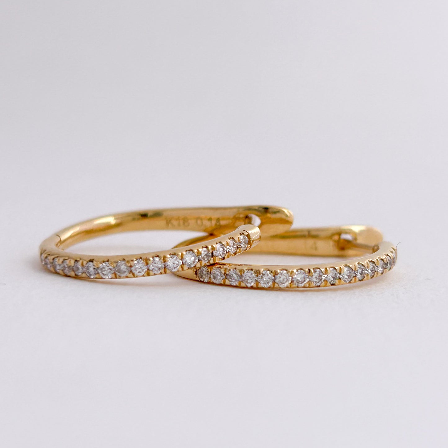 Argollas Oval 1.9 cm con diamantes en Oro 18k