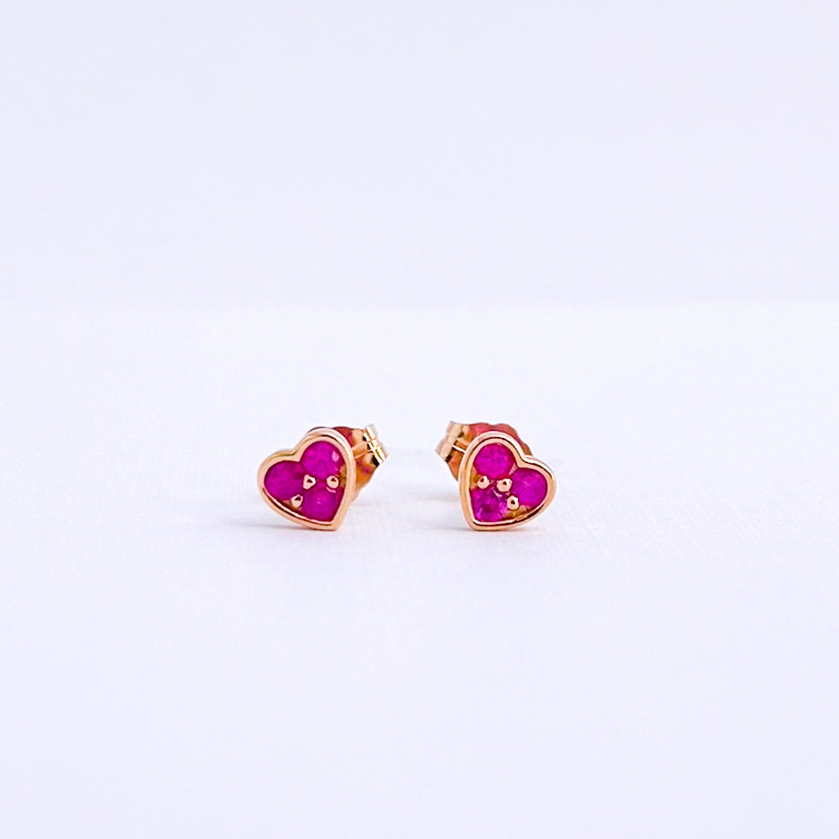 Aretes stud corazón con rubi en oro 18k