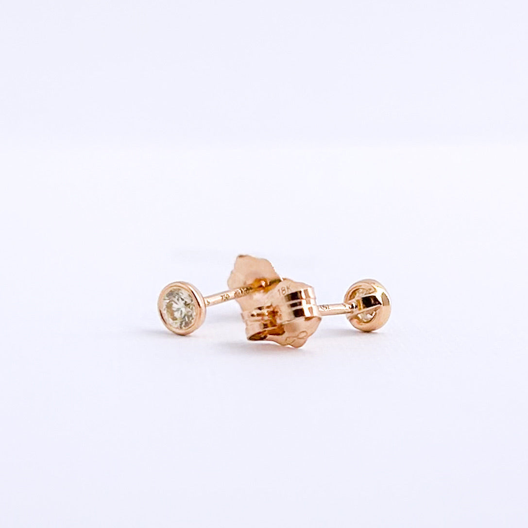 Aretes stud punto de luz bicelado con diamante en oro 18k