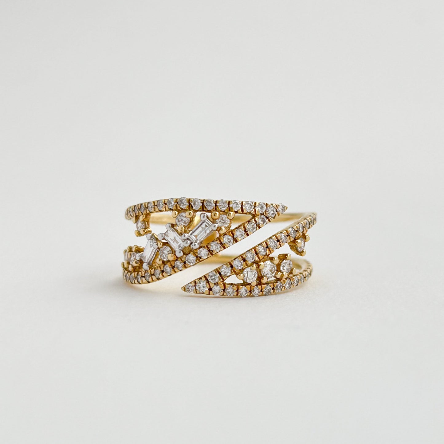 Anillo Zig Zag con diamantes en Oro 18k