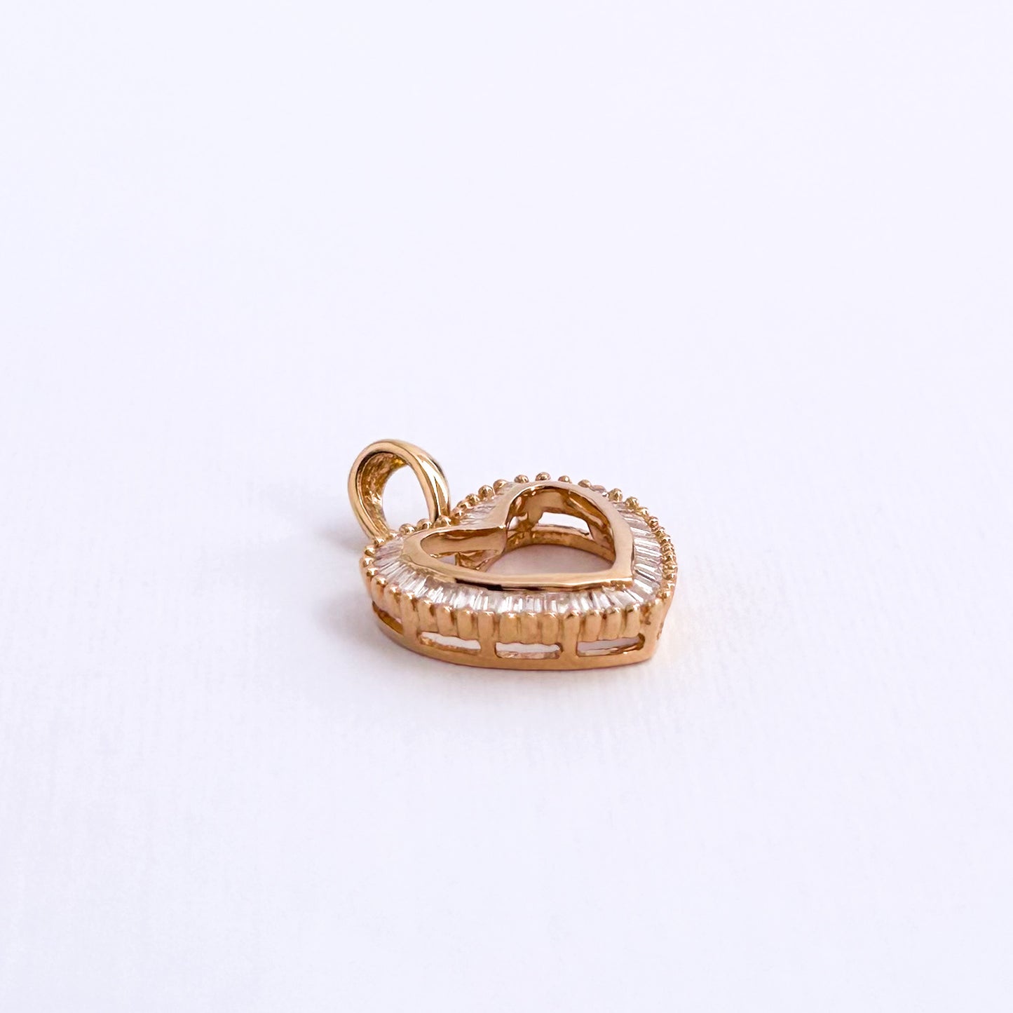 Dije Corazón calado con diamantes baguette en oro 18k