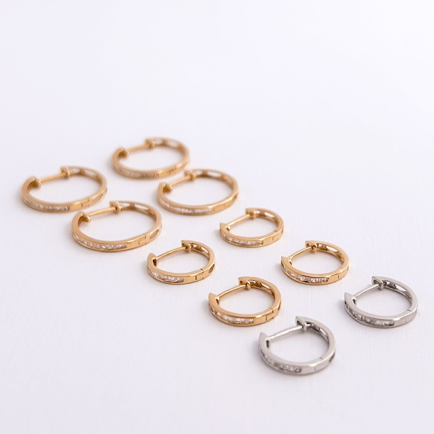 Argollas con diamantes baguette en Oro 18k