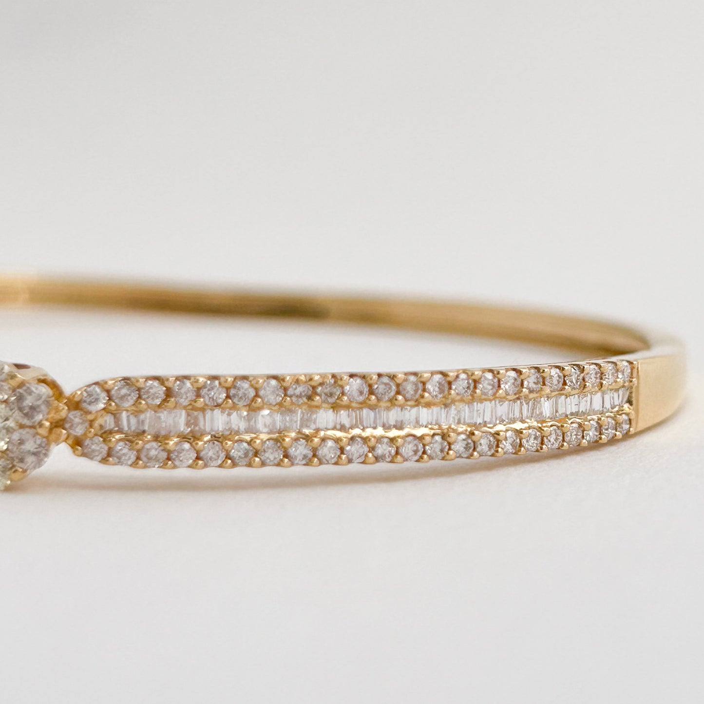 Bangle / Puñera Roseta con diamantes en Oro 18k