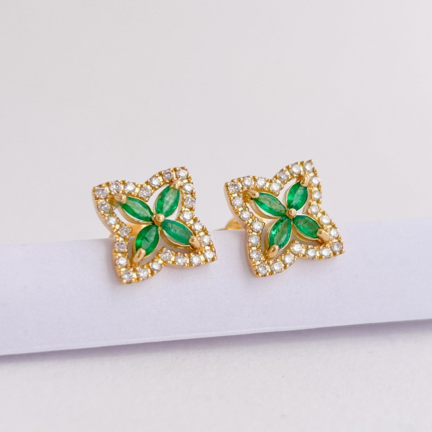 Aretes flor esmeralda con diamantes en Oro 18k