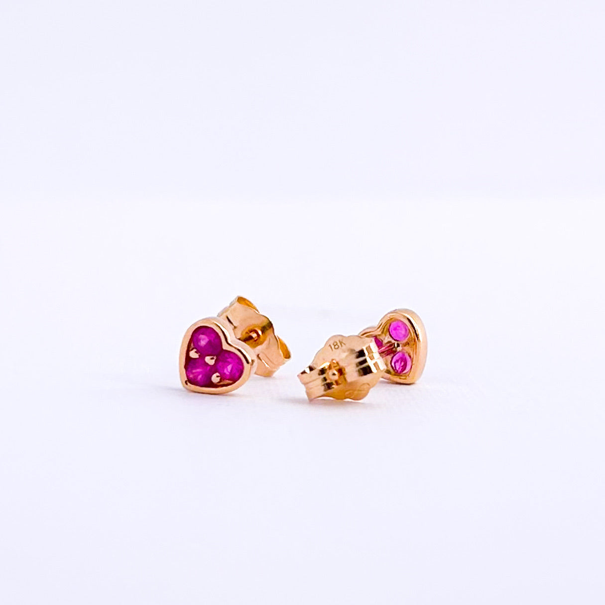 Aretes stud corazón con rubi en oro 18k