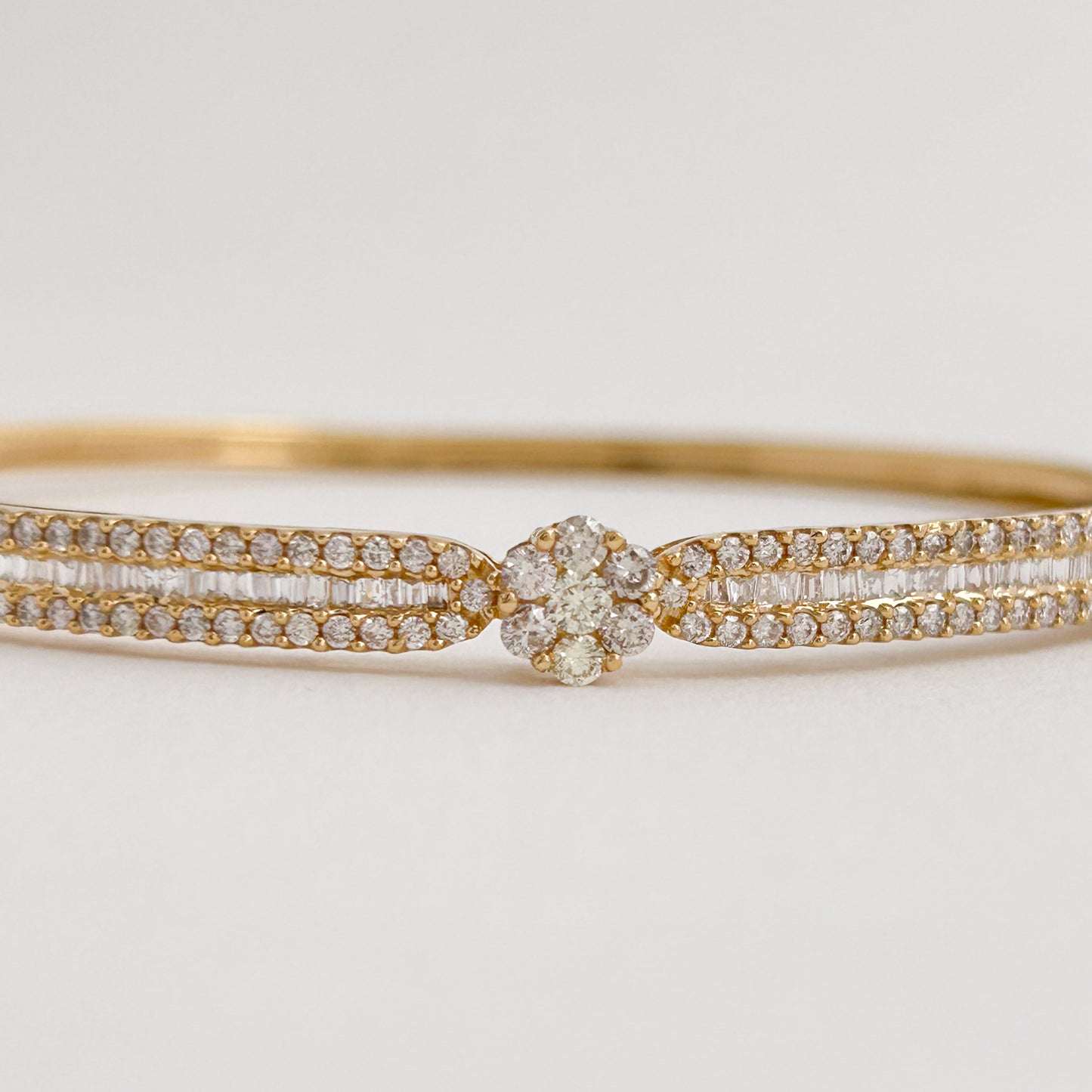 Bangle / Puñera Roseta con diamantes en Oro 18k