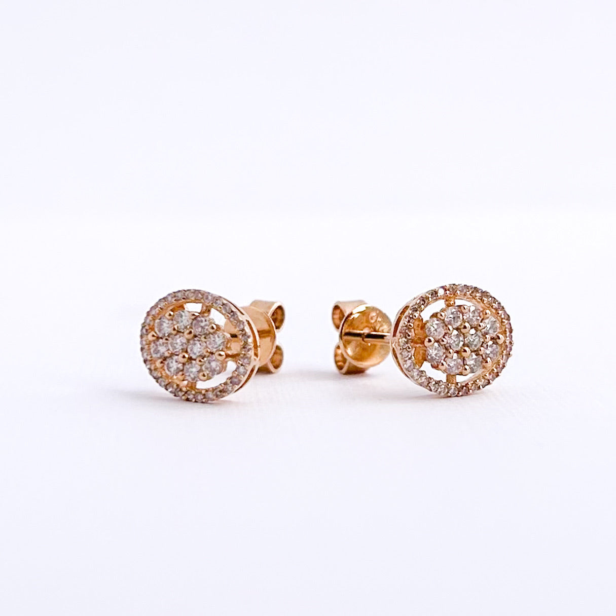 Aretes Halo Oval con diamantes en oro 18k