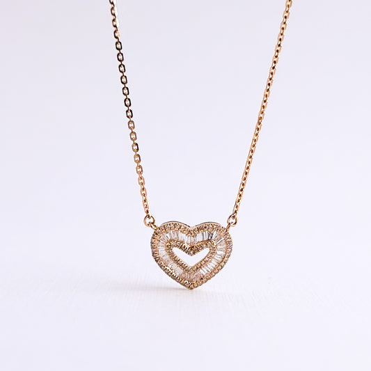 Collar corazón calado con diamantes baguette en oro 18k