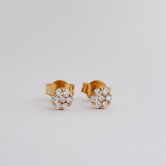Aretes rosetas redondas mini con diamantes en Oro 18k