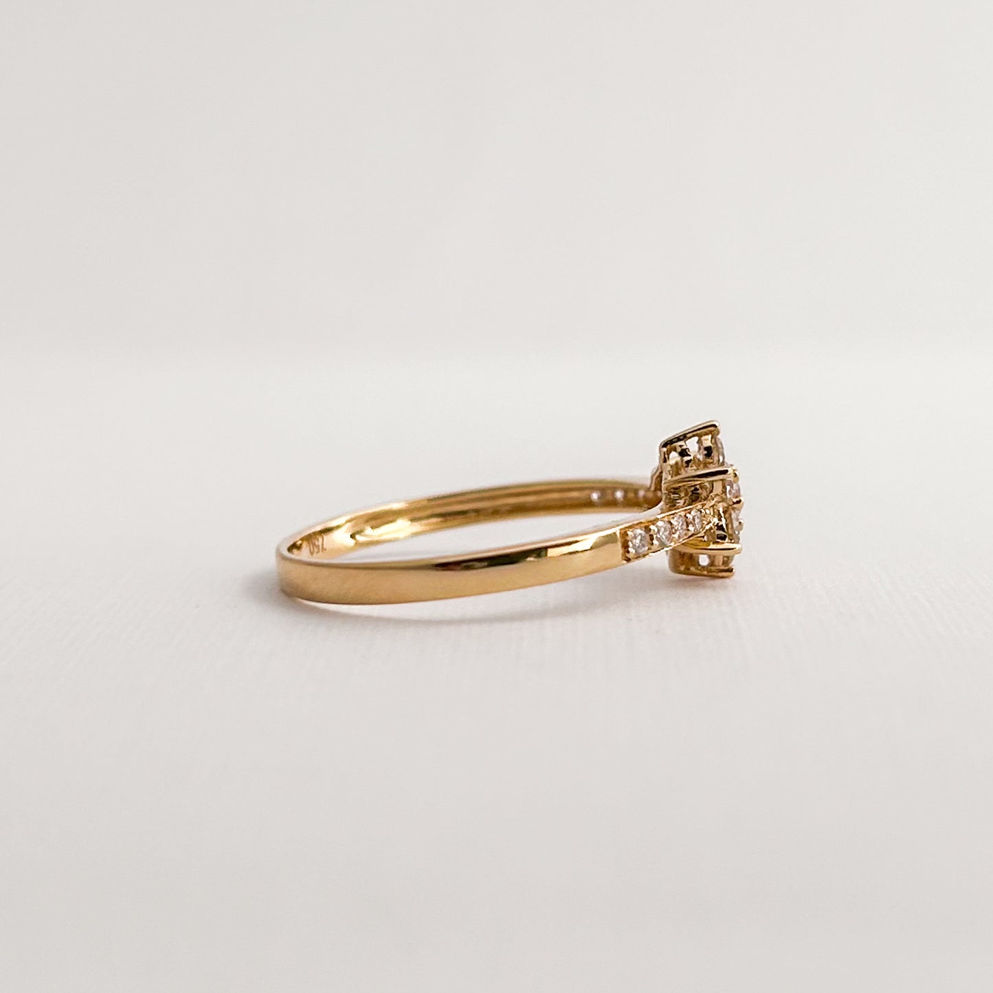 Anillo Roseta rivier con diamantes 0.30 cts en oro 18k