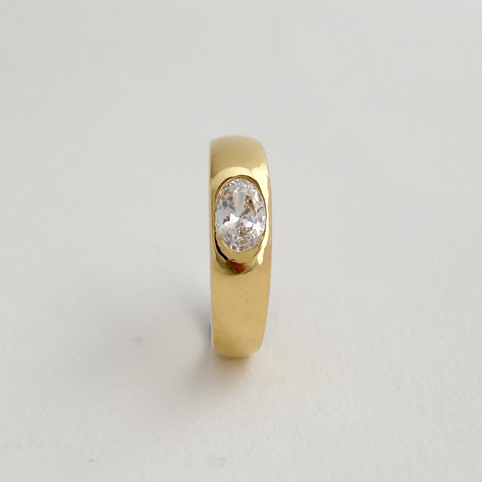 Anillo chevalier oval Oro 18k – IDUN Joyería Oro 18K