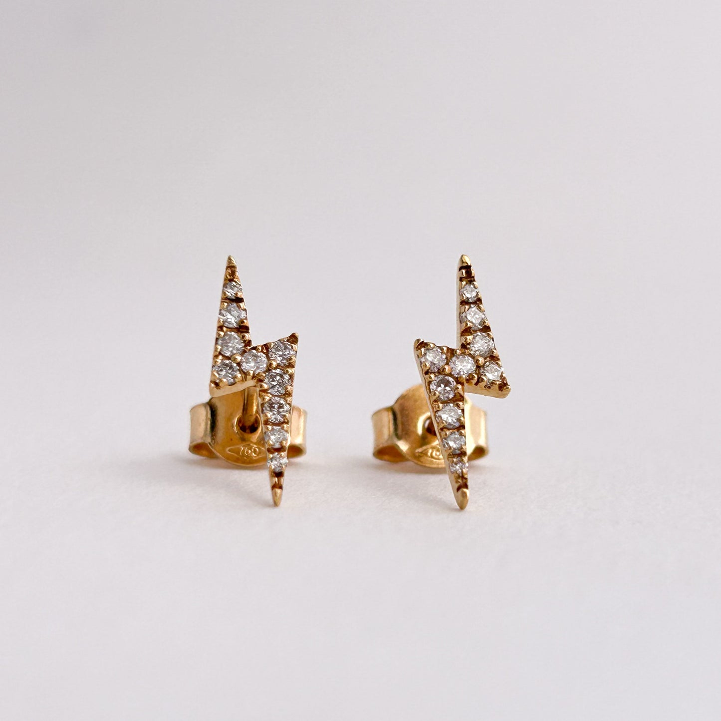 Aretes rayo con diamantes en Oro 18k