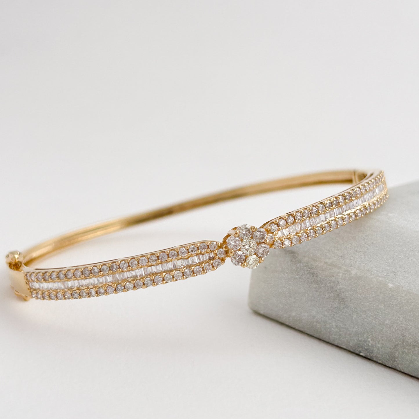 Bangle / Puñera Roseta con diamantes en Oro 18k