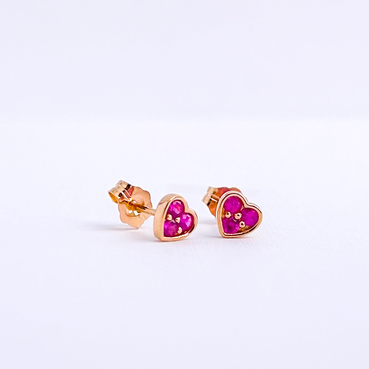 Aretes stud corazón con rubi en oro 18k