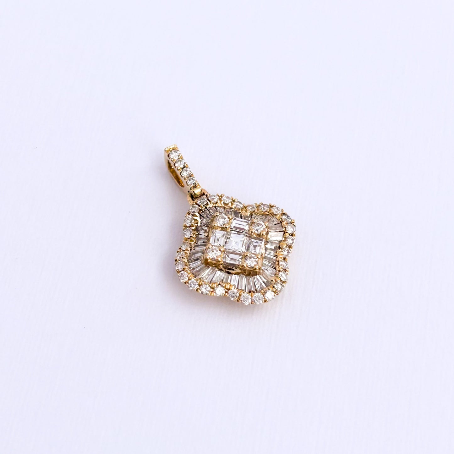 Dije trébol con diamantes en oro 18k