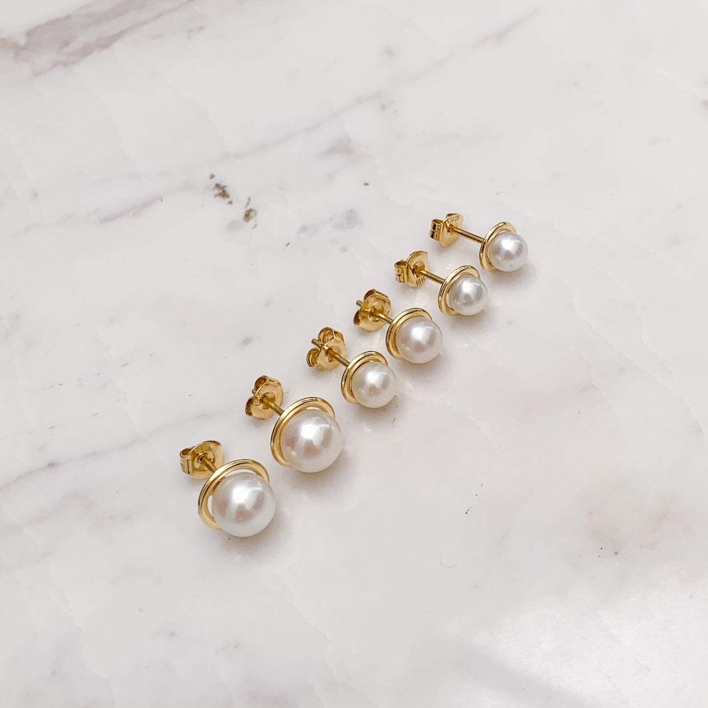 Aretes copa con perla natural en Oro 18k