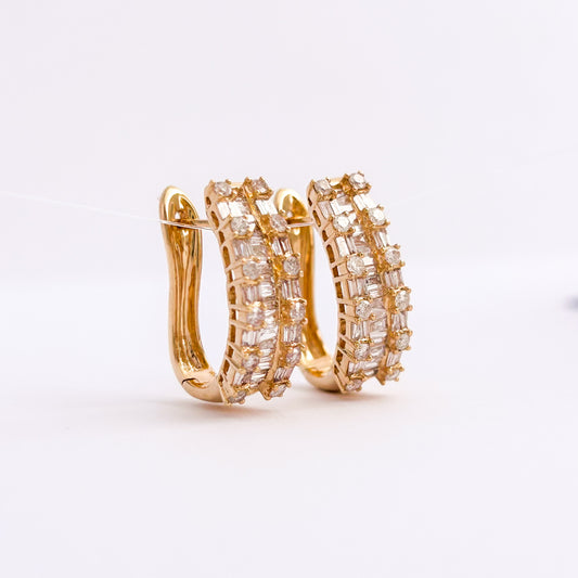 Argollas oval con diamantes baguette en oro 18k