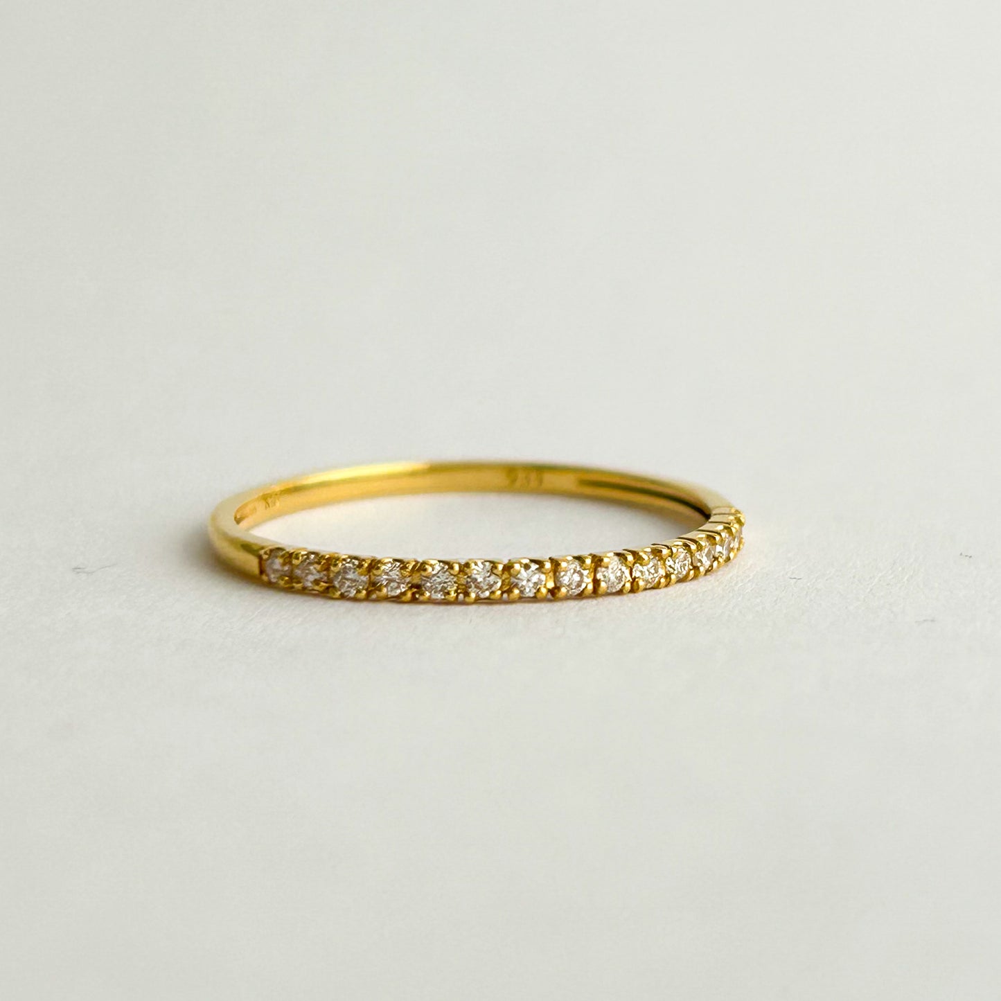 Cintillo con diamantes en Oro 18k