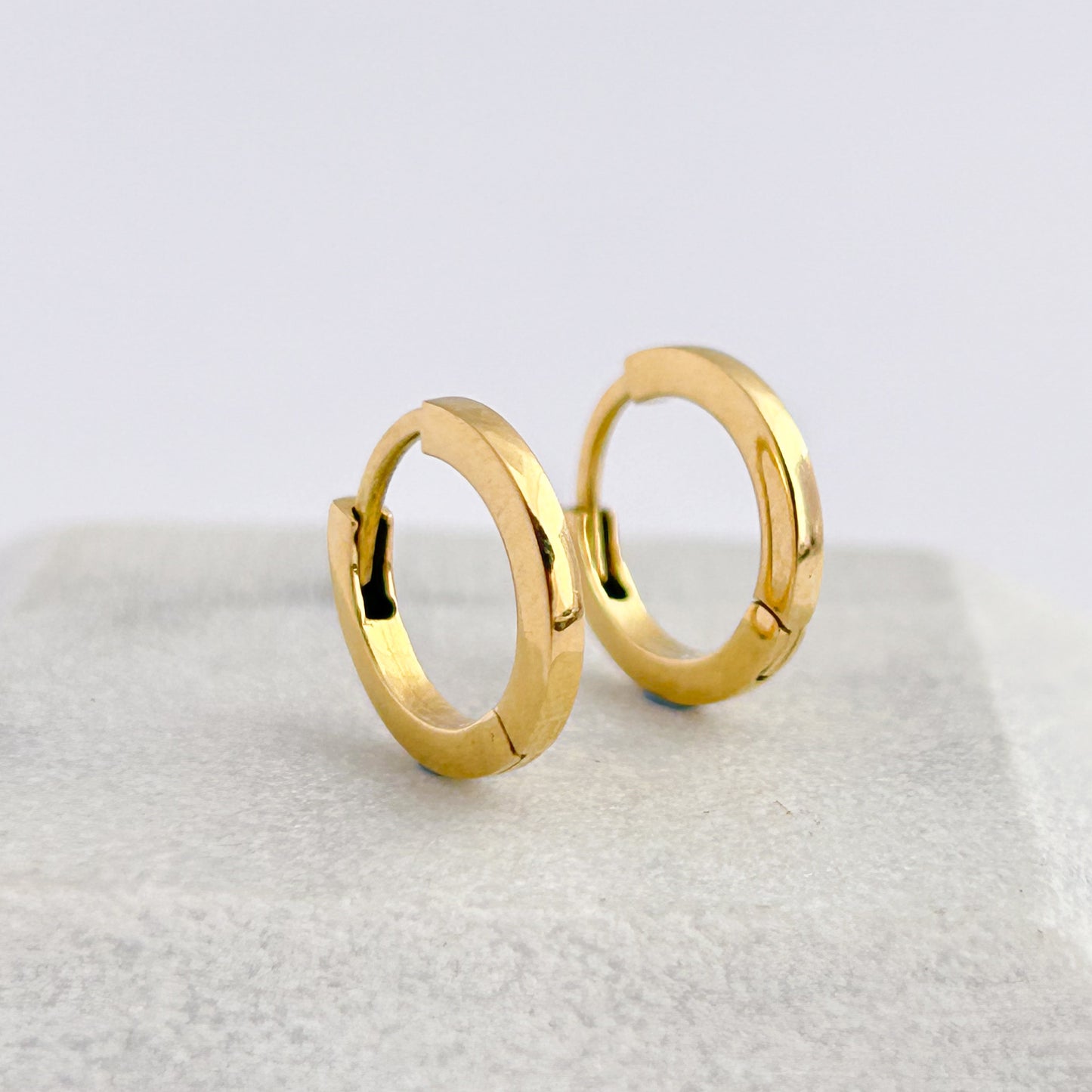 Argollas mini cinta niña oro 18k