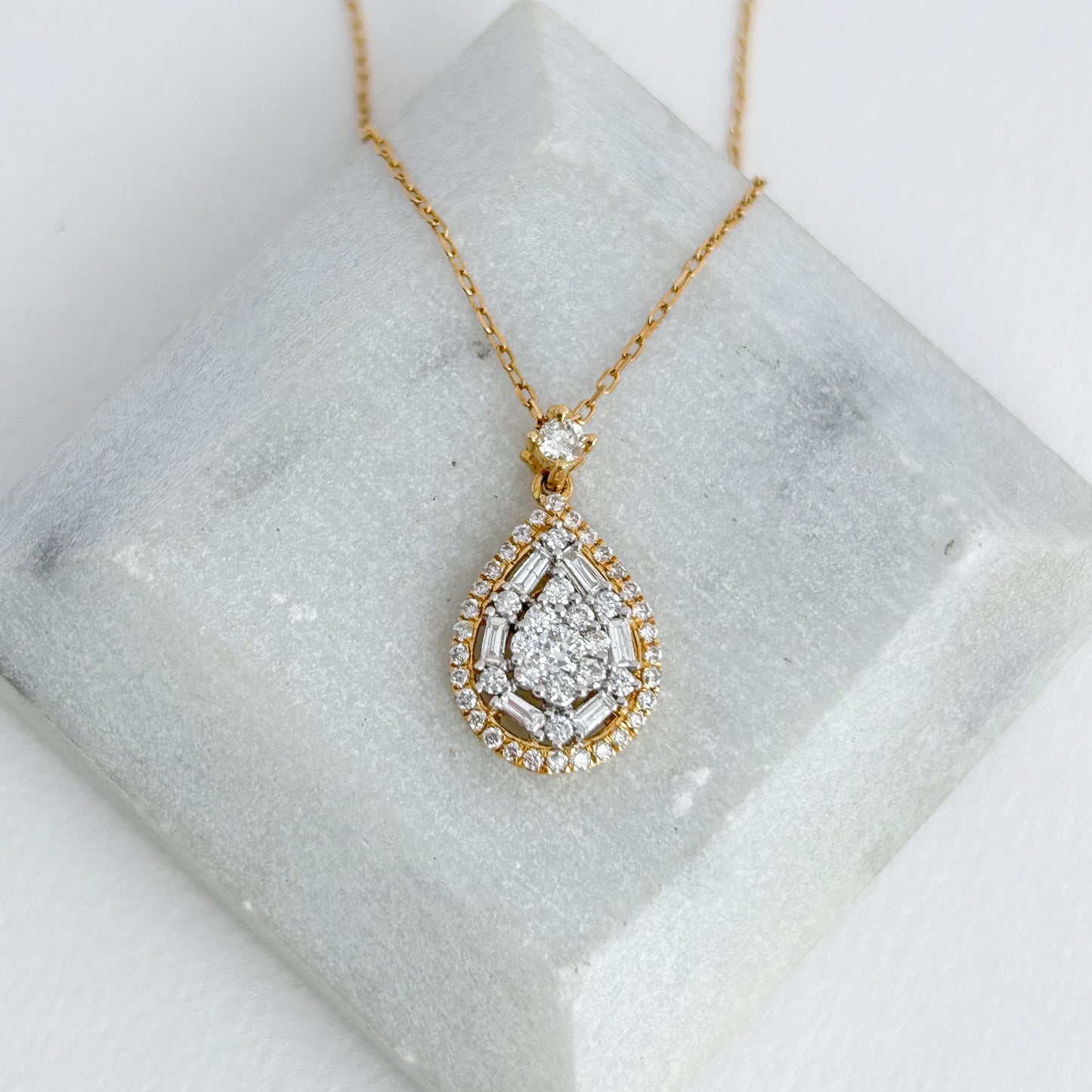 Gargantilla halo gota con diamantes en Oro 18k