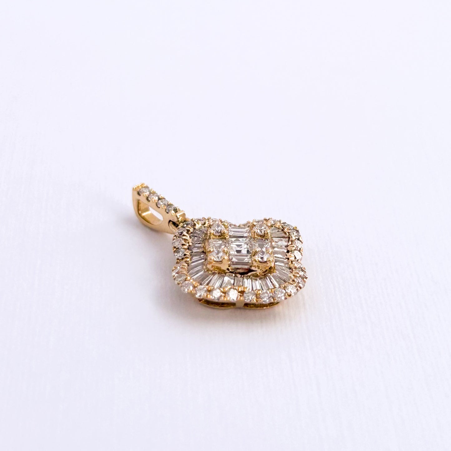 Dije trébol con diamantes en oro 18k