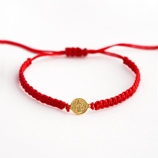 Pulsera de hilo tejido macramé de San Benito en Oro 18k