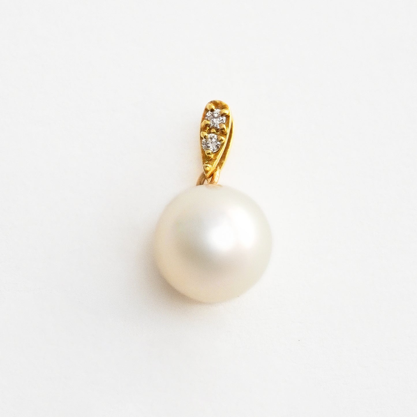 Dije Perla Akoya Diamantes Oro 18K