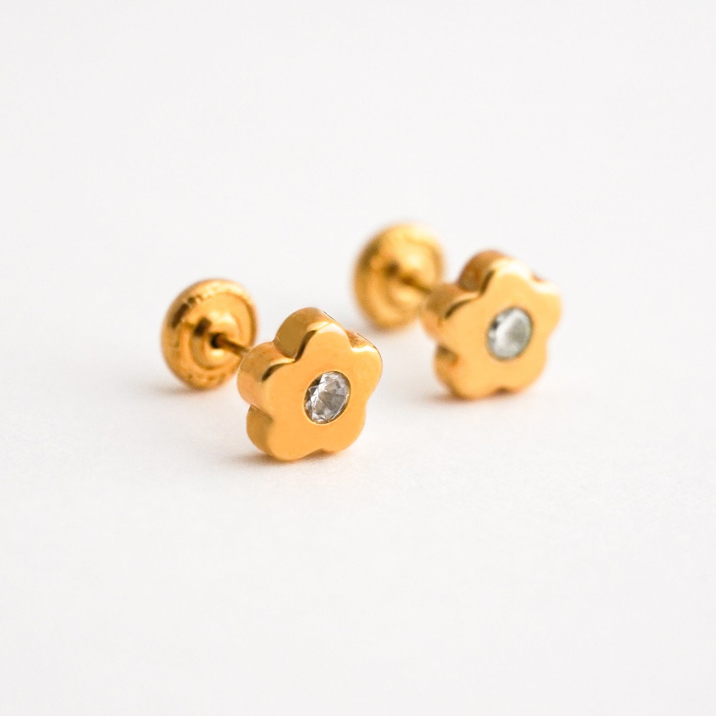 Aretes de Bebé de Flor con Circón en Oro 18K