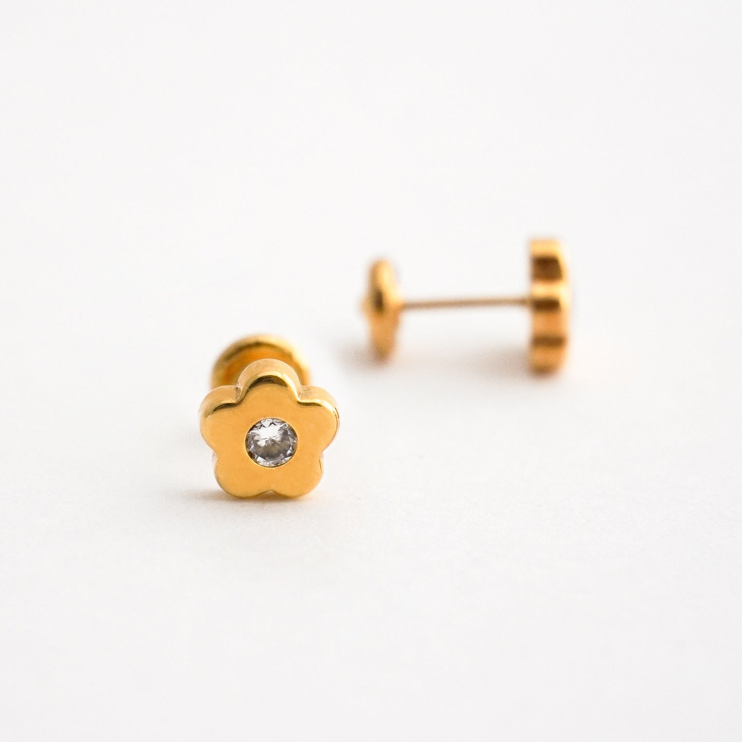 Aretes de Bebé de Flor con Circón en Oro 18K