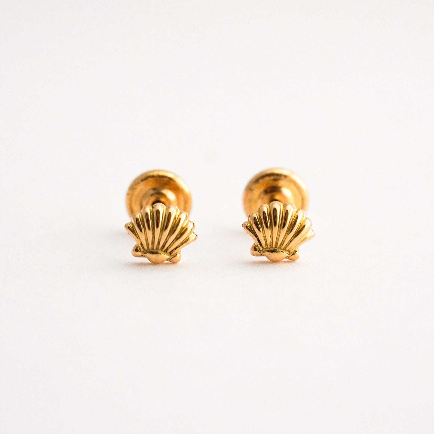 Aretes de Bebé de Conchita de Mar en Oro 18K