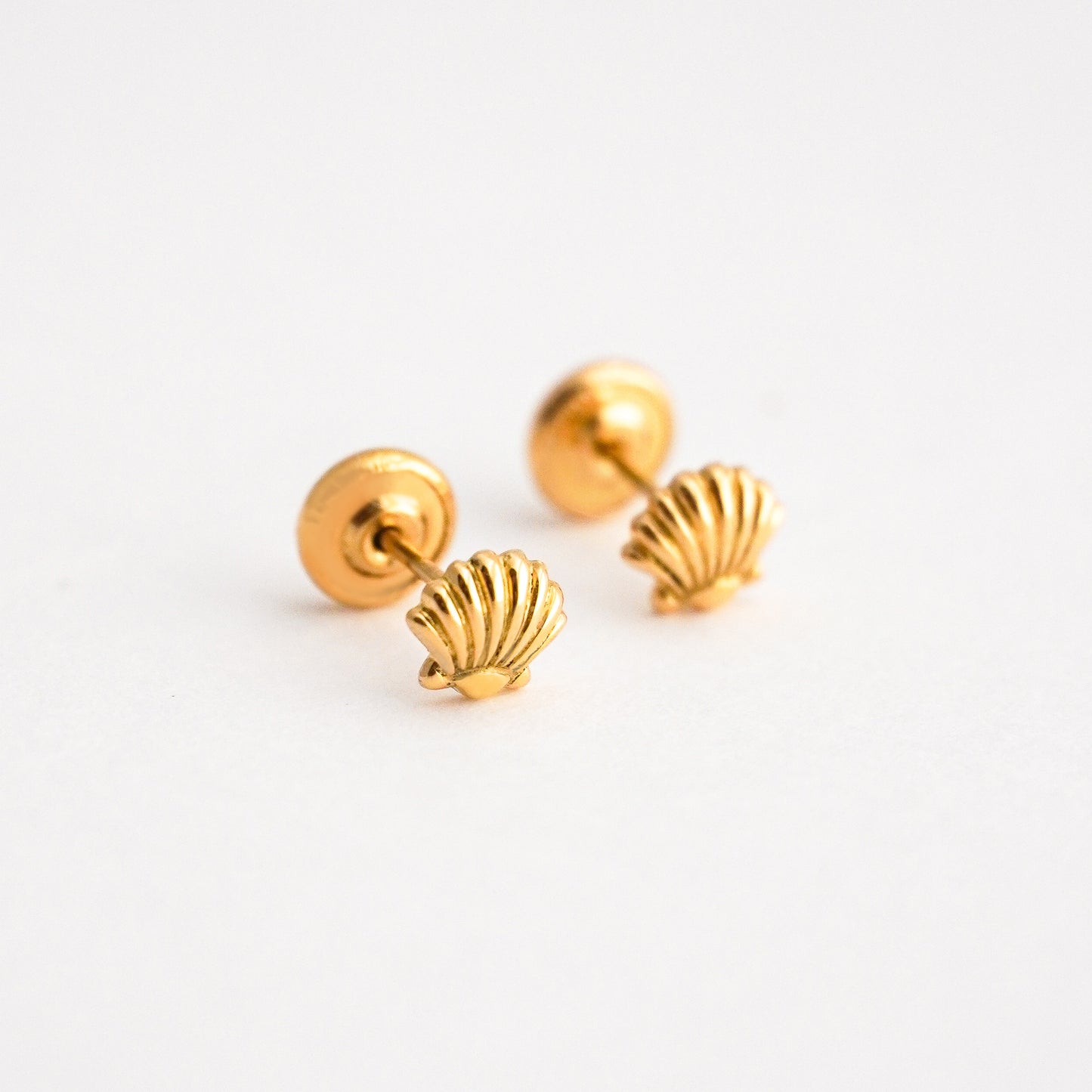 Aretes de Bebé de Conchita de Mar en Oro 18K