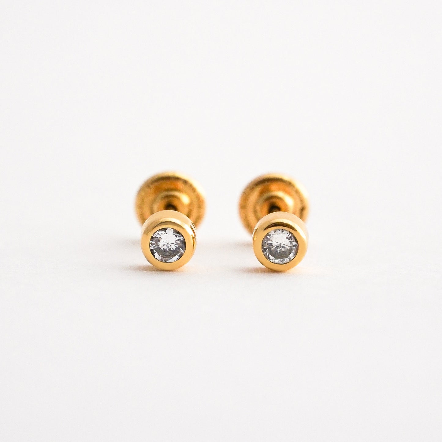 Aretes de Bebé con Circón Brillante Bicelado en Oro 18K