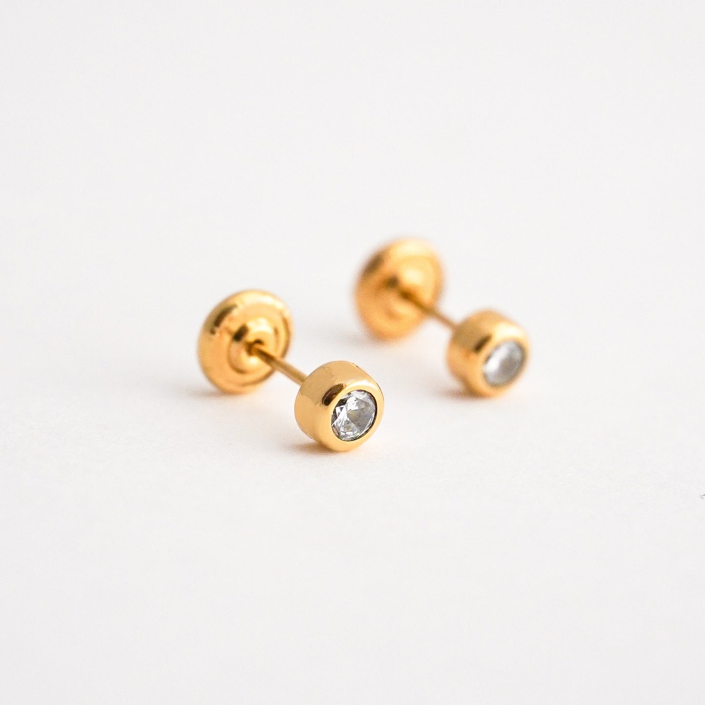 Aretes de Bebé con Circón Brillante Bicelado en Oro 18K
