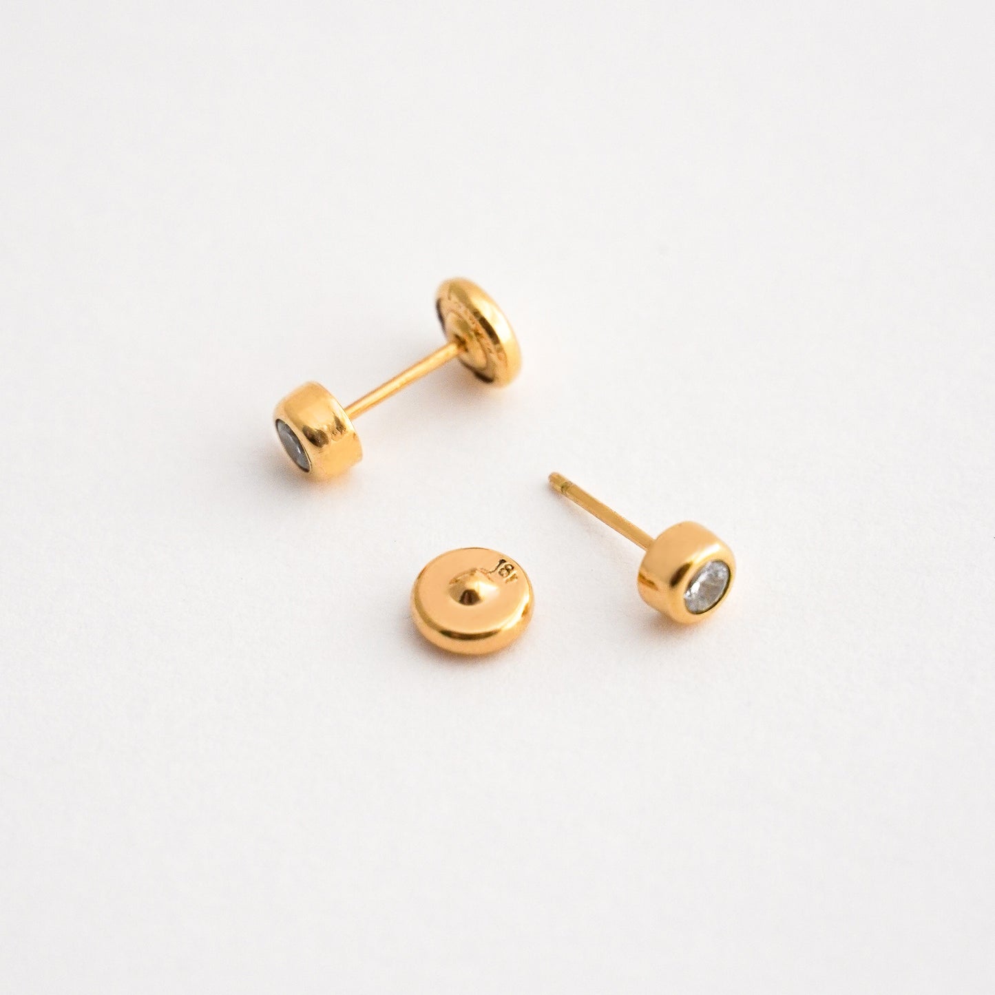 Aretes de Bebé con Circón Brillante Bicelado en Oro 18K
