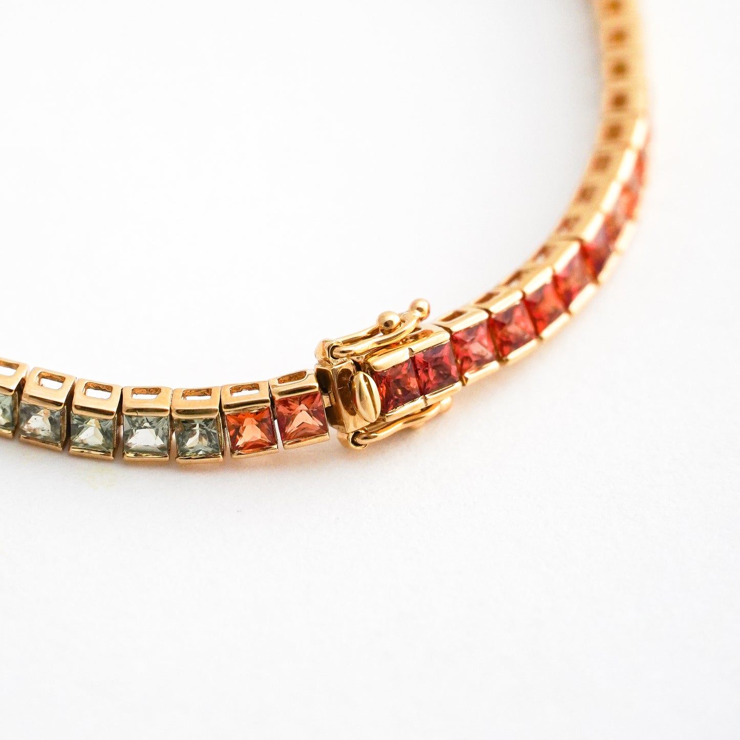 Pulsera Tennis Rainbow con Zafiros Naturales Corte Princesa en Oro 18K