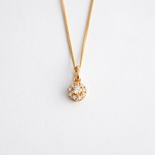 Dije roseta redonda punto de luz con diamantes en oro18k