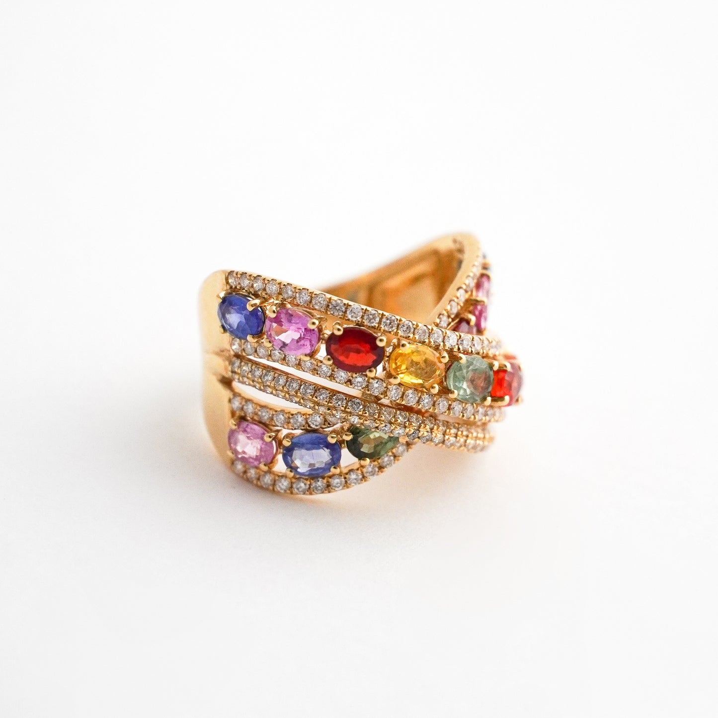 Anillo Rainbow Entrelazado con Zafiros Naturales y Diamantes en Oro 18K