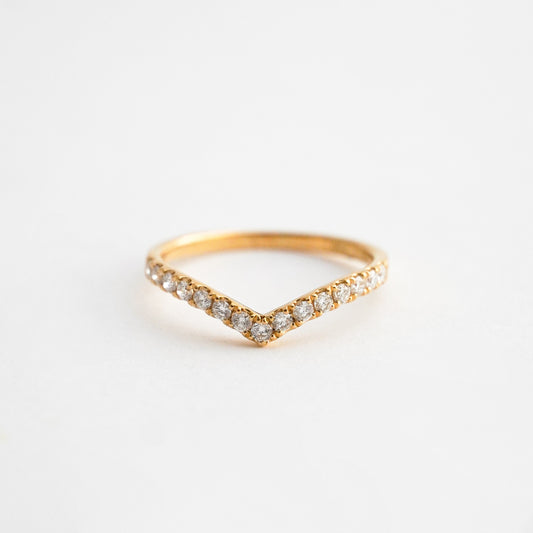 Cintillo en V Chevron de Diamantes en Oro 18K