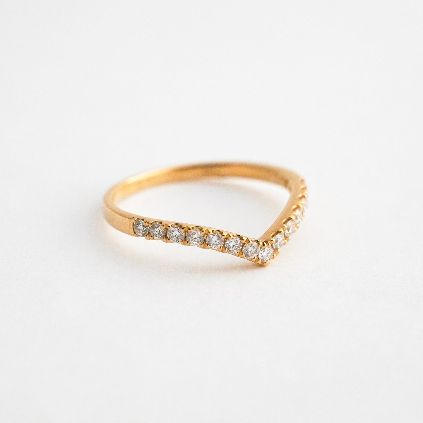 Cintillo en V Chevron de Diamantes en Oro 18K