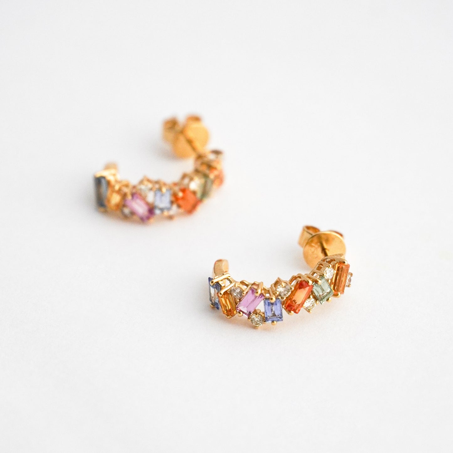 Aretes Rainbow con Zafiros Naturales Corte Baguette y Diamantes en Oro 18K