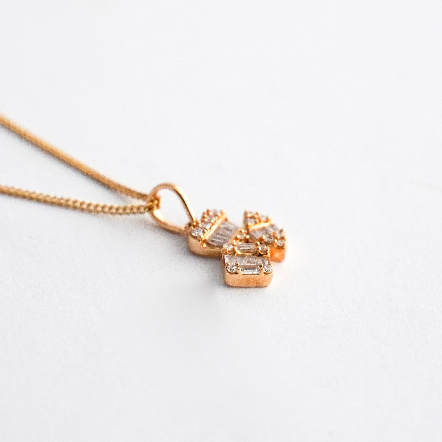 Dije  fancy shapes con diamantes naturales en Oro18k