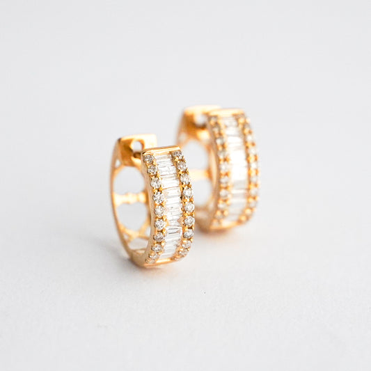 Argollas redondas con diamantes baguette en oro 18k